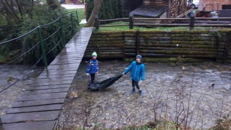 Zagnani fantje v strugi Bistrice